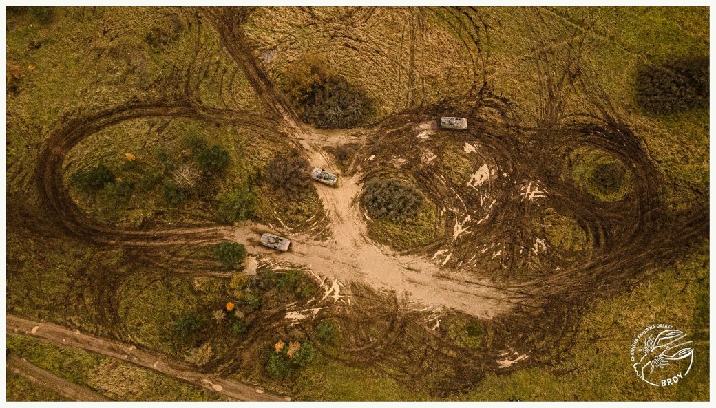 Dronový záběr na bvp a trasu, kterou projíždějí a rozrušují.