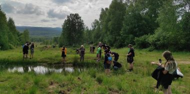Účastníci vycházky pozorují život v tůni na vojenském cvičišti Bahna.