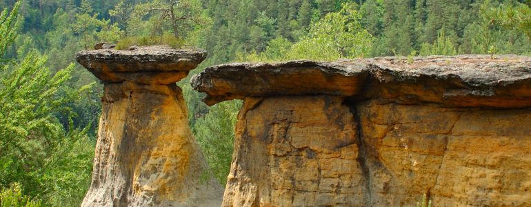 Pohled na geologický útvar Mšenské pokličky.